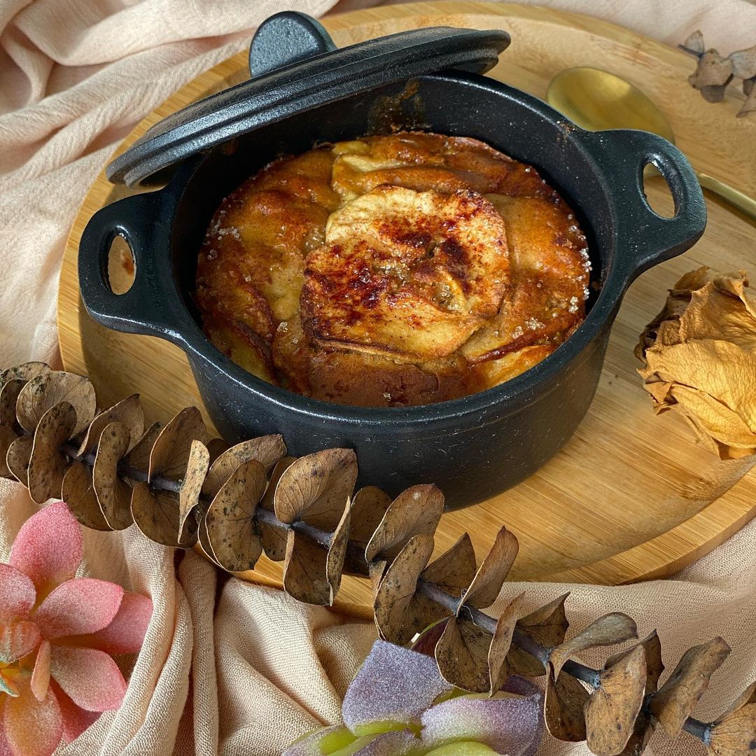Pastel de manzana en mini cocotte