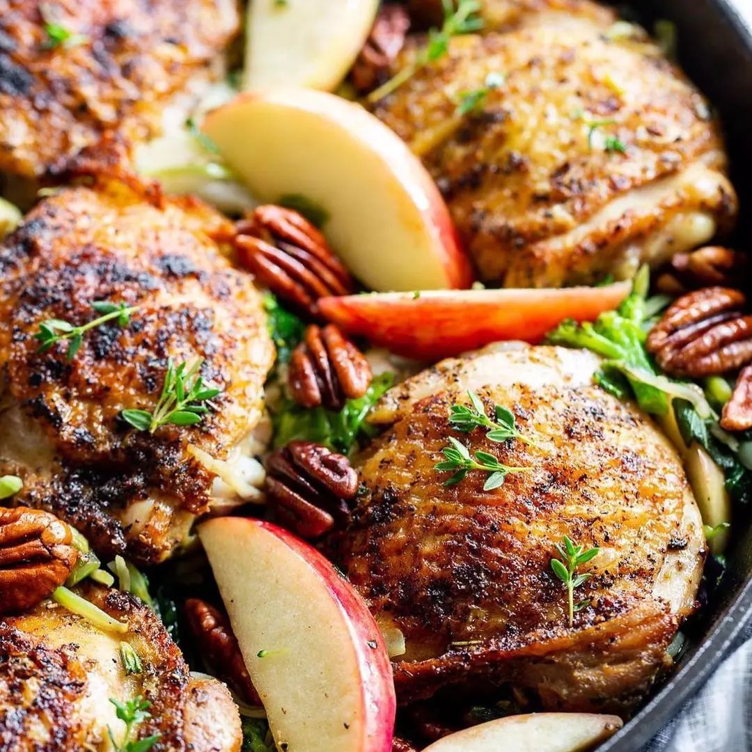 Pollo al sartén con manzanas