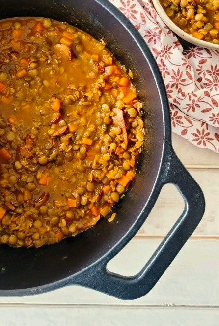 Lentejas con Tocineta y Especias en horno holandés