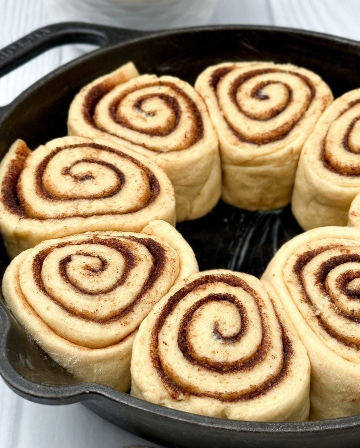Cinnamon roll en sartén de hierro fundido