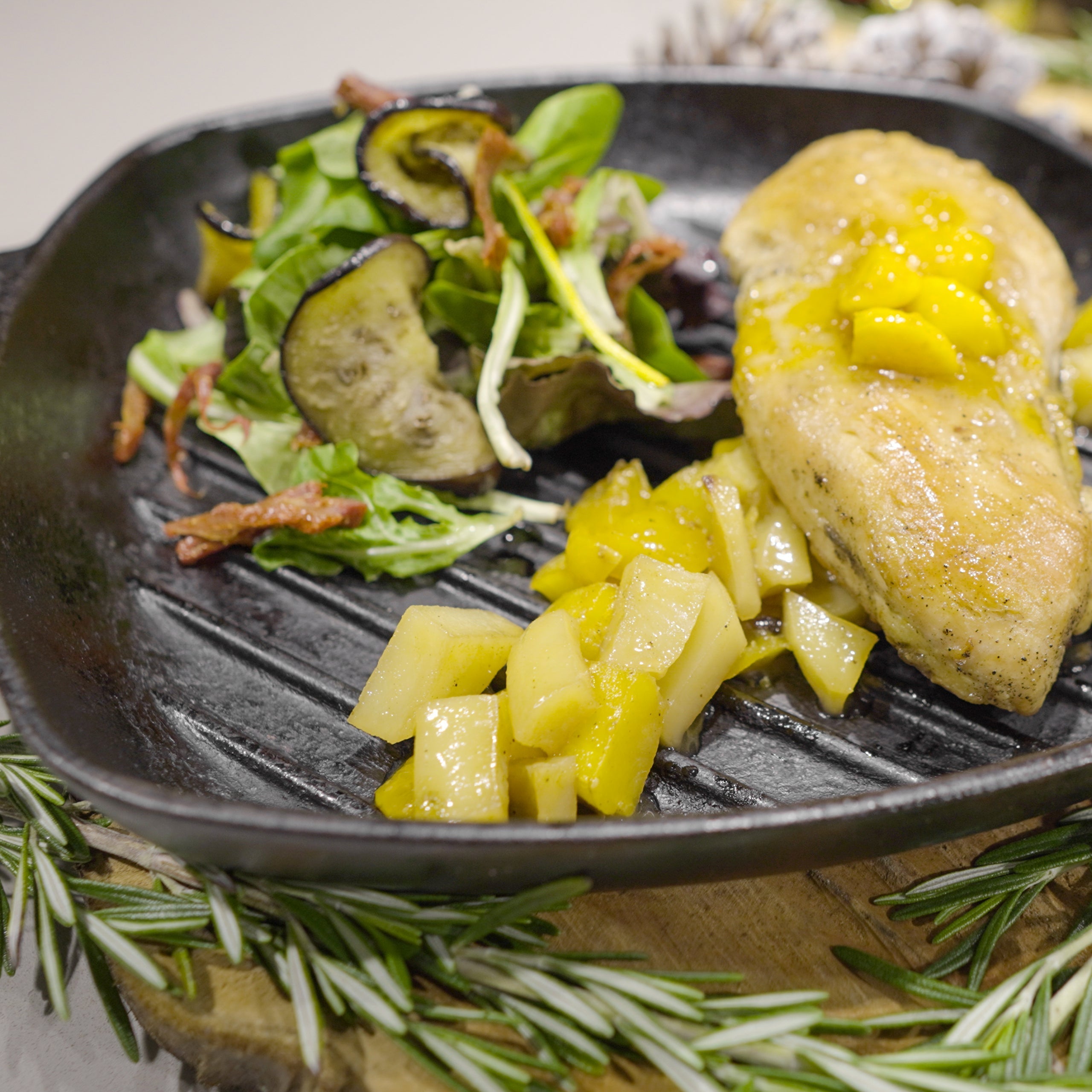 Pechuga de pollo con ensalada de berenjenas y ajo asado