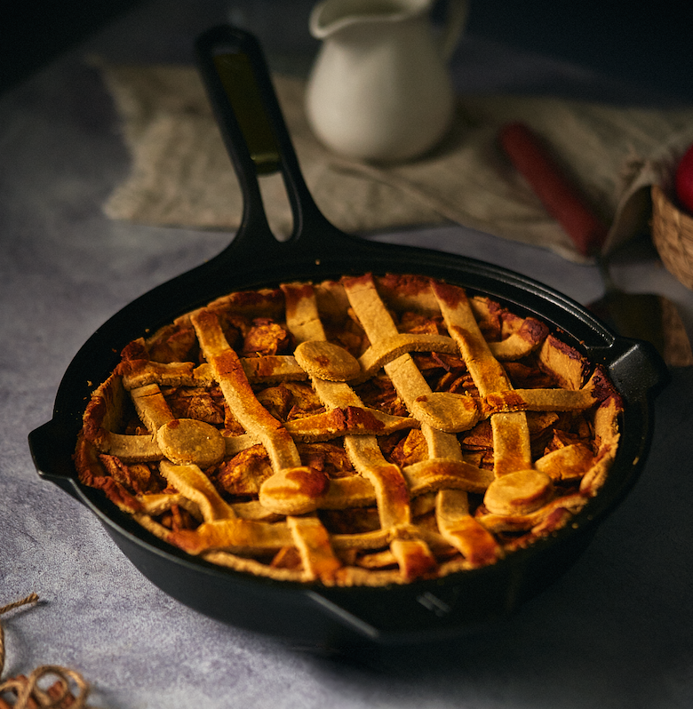Pie de manzana en sartén de hierro fundido
