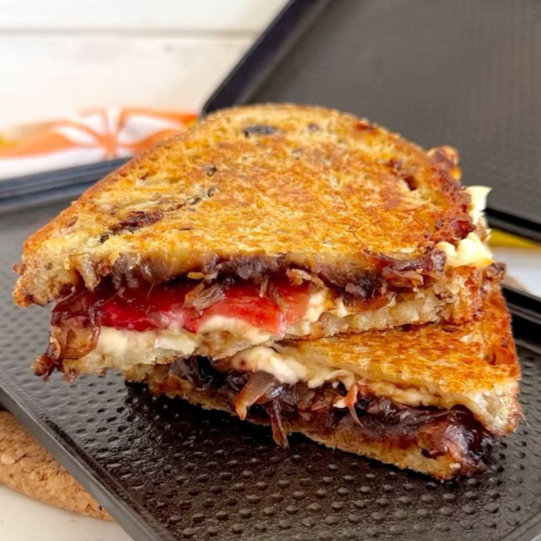 Sandwich de queso camembert, fresas y cebollas caramelizadas