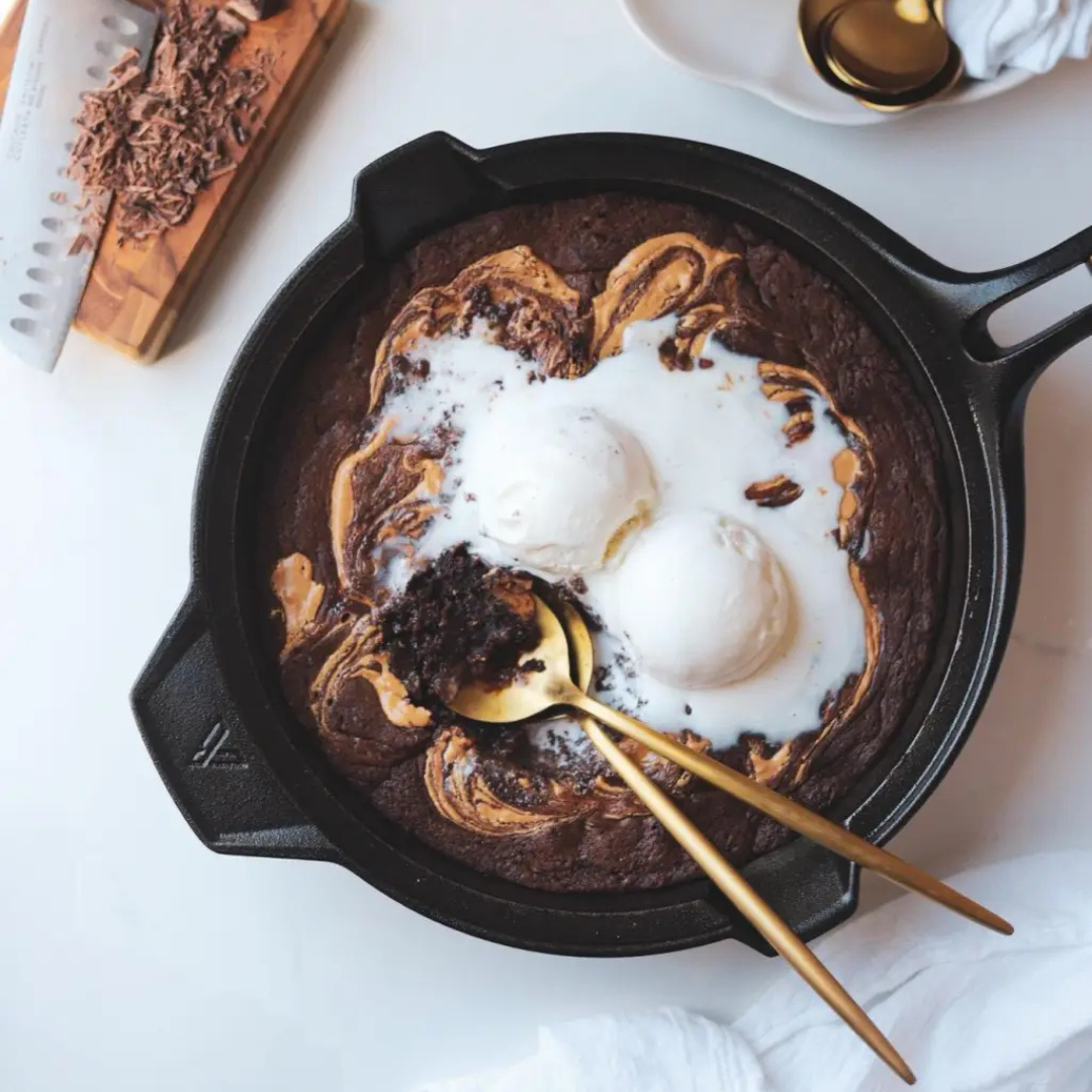 Brownie Fudge con Mantequilla de Maní en Sartén de Hierro Fundido