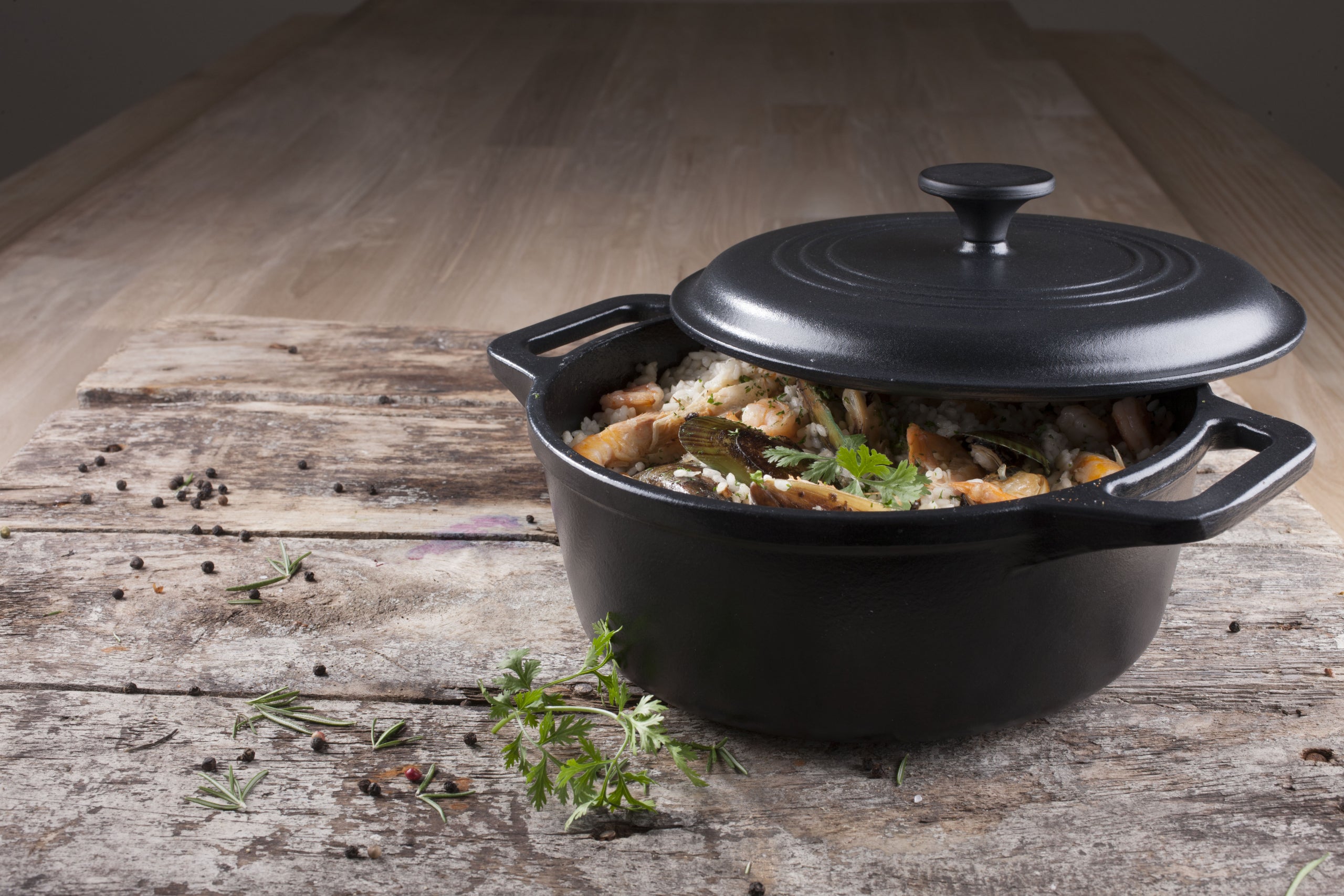 ¿Por qué Cocinar en un Horno Holandés de Hierro Fundido?