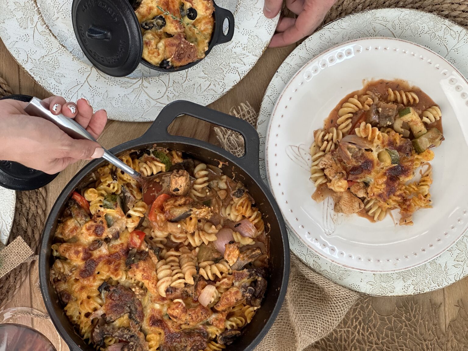 Pasta gratinada con pollo y vegetales asados