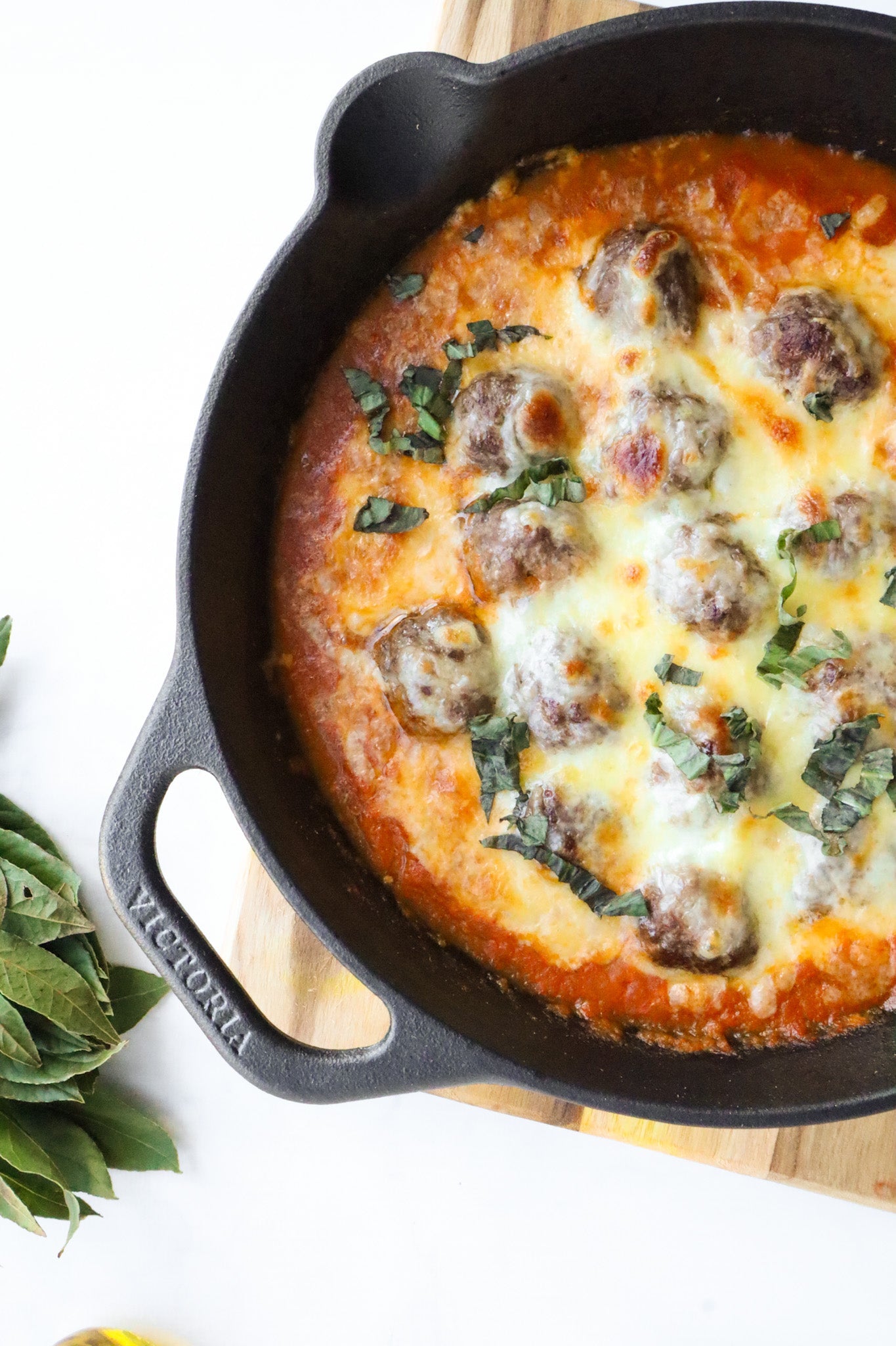 Albóndigas en salsa con Queso Mozzarella gratinado