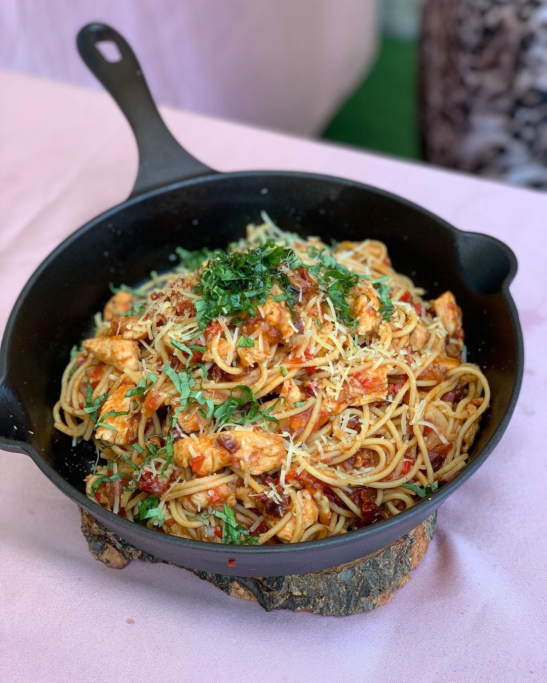 Pasta con pollo y tomate