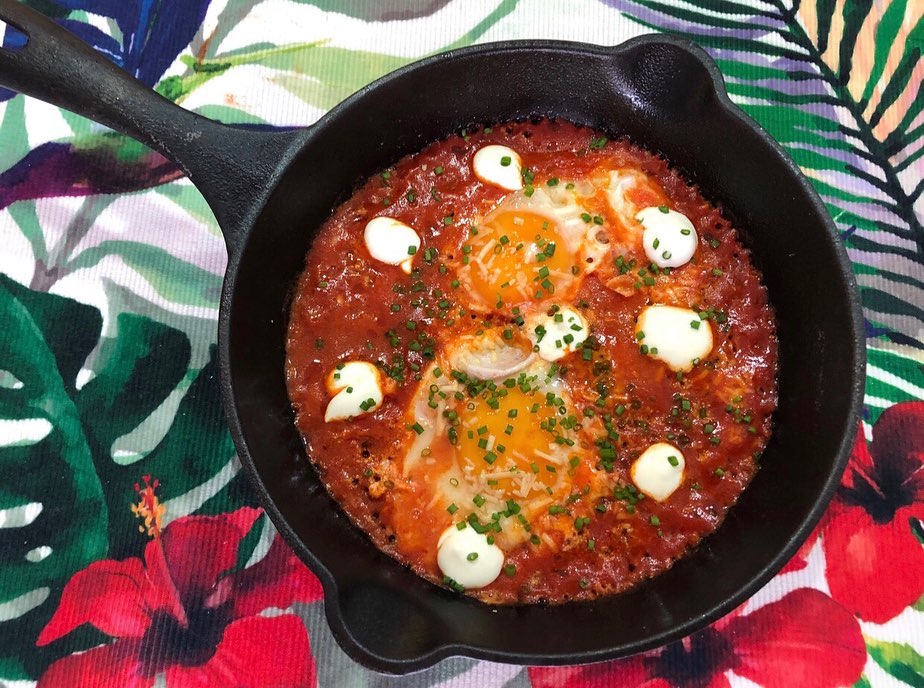 Huevos napolitanos en sartén de hierro fundido