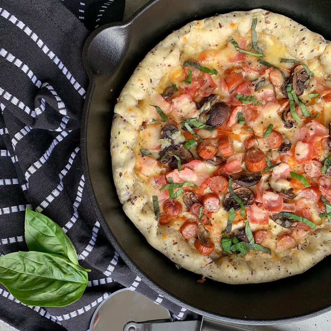 Pizza en sartén de hierro fundido