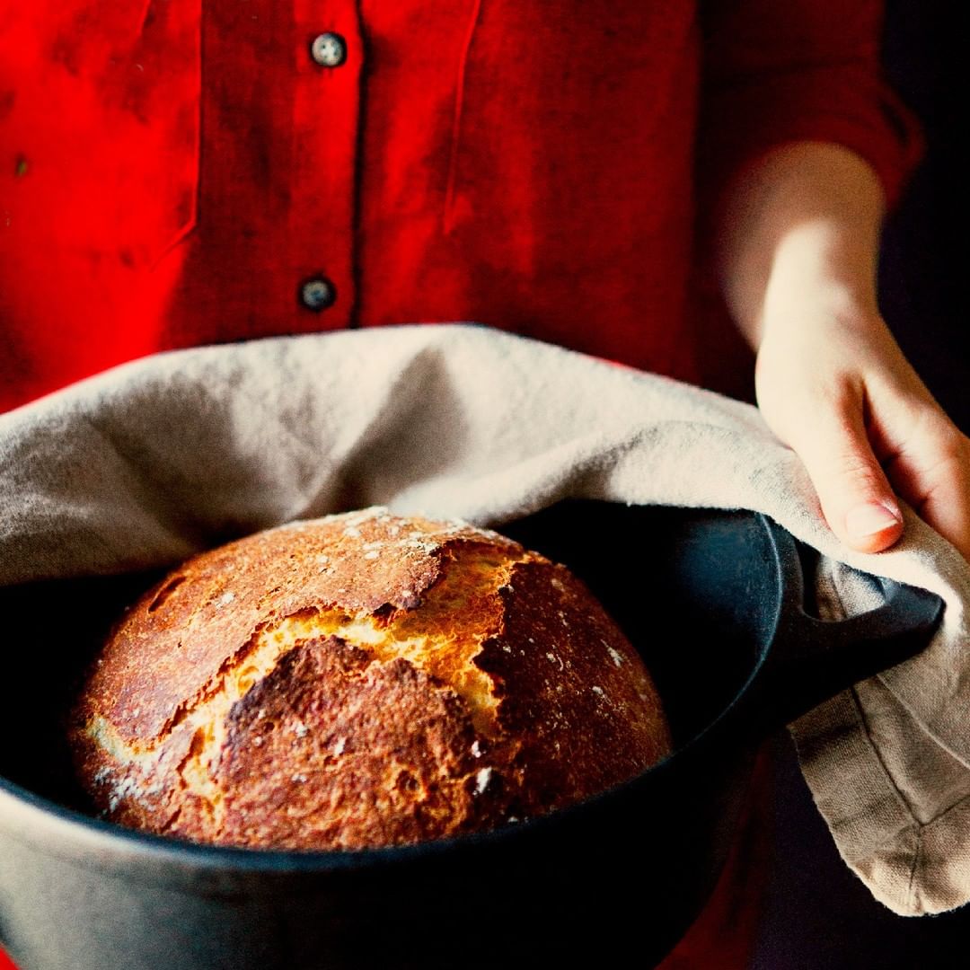 Beneficios de hornear pan en casa con tu horno holandés de hierro fundido.
