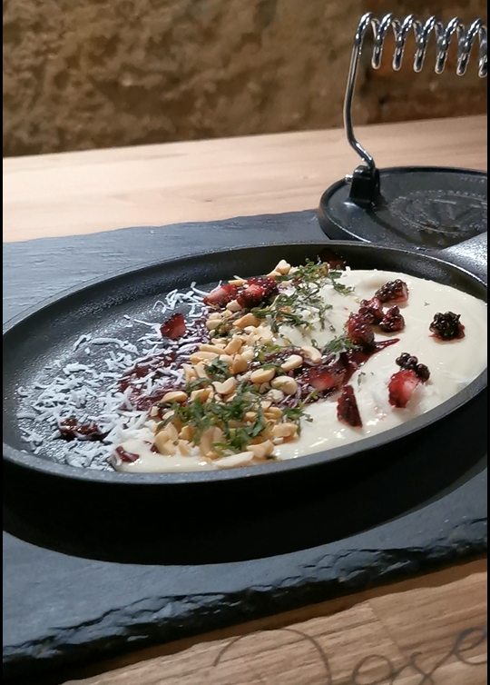 Natilla con salsa de frutas y coco