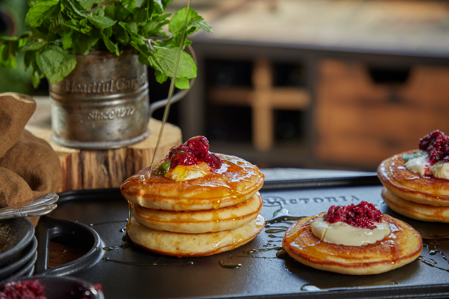 ¿Cómo evitar que se peguen los alimentos en el sartén de hierro fundido?