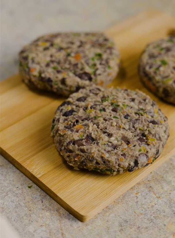 Hamburguesa de frijol negro o caraota con guarniciones