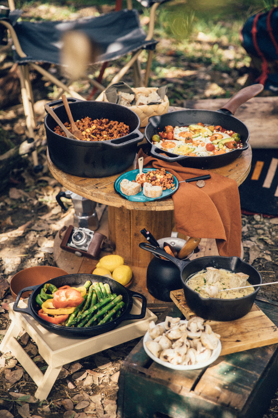 Cocinar al aire libre con utensilios de hierro fundido Victoria