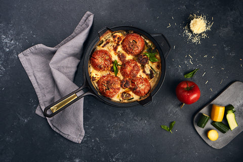 Tomate y Zucchini gratinado en sartén de hierro fundido
