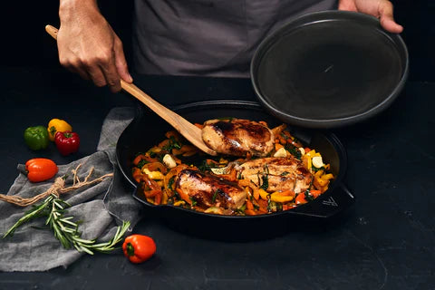 Pechuga de pollo con salteado de verduras en sartén de hierro fundido.