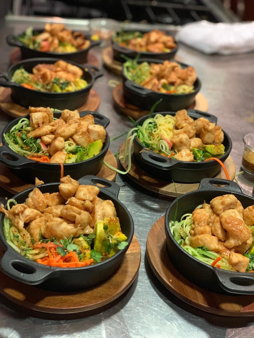 Noodles con pollo en salsa de tahini y vegetales