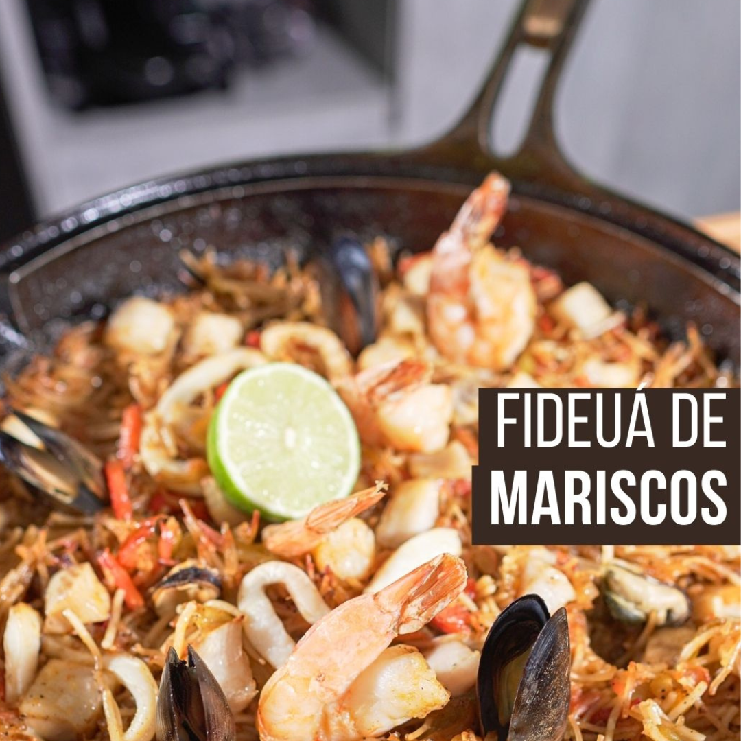 Fideuá de mariscos en hierro fundido