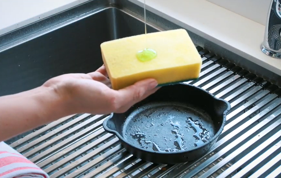 El uso del jabón en los utensilios de hierro fundido.