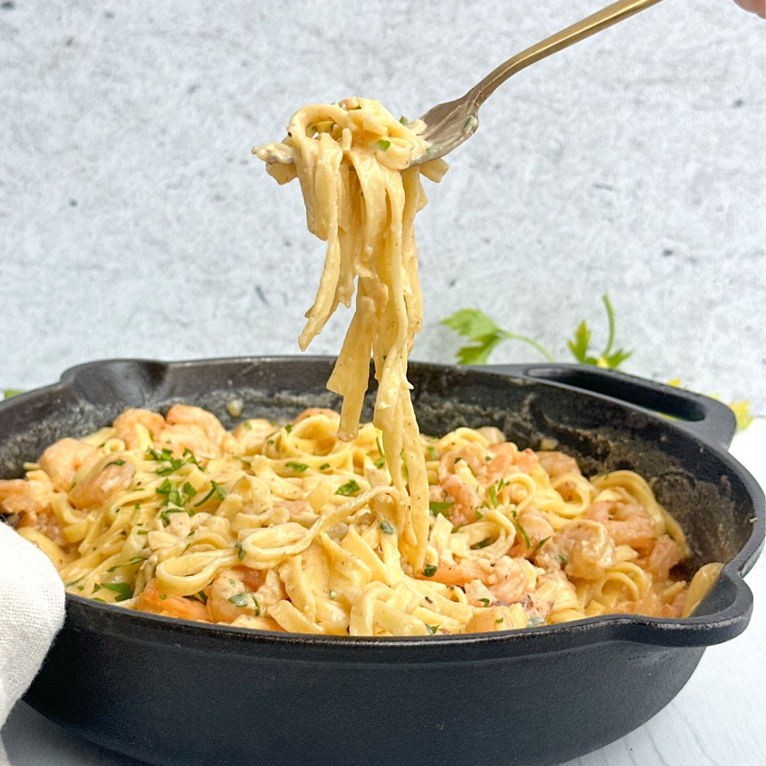 Pasta con camarones en salsa alfredo