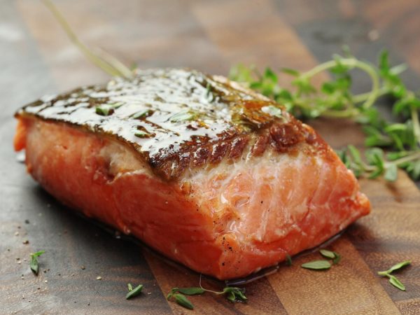 Salmón con mantequilla de pimienta verde