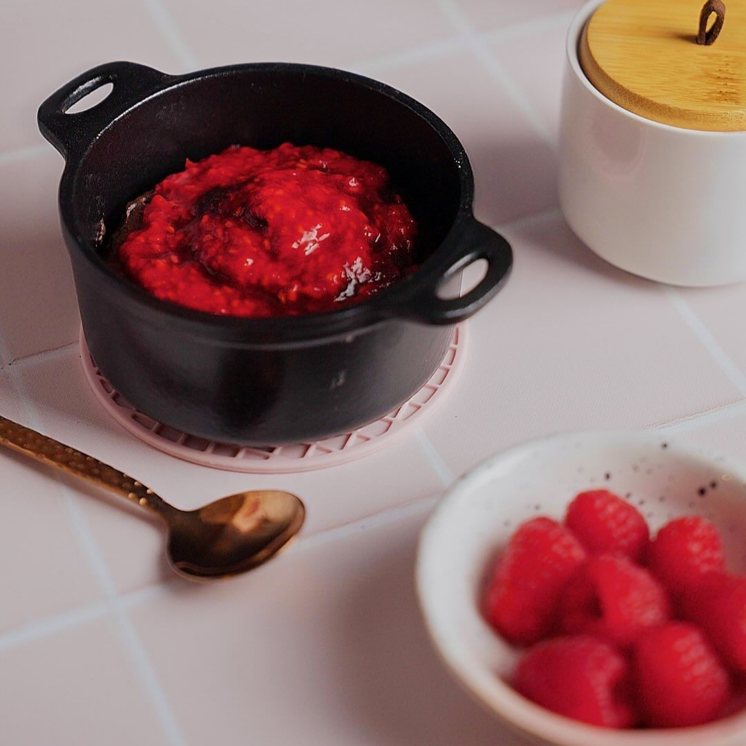 Mini tarta de chocolate con salsa de frambuesas