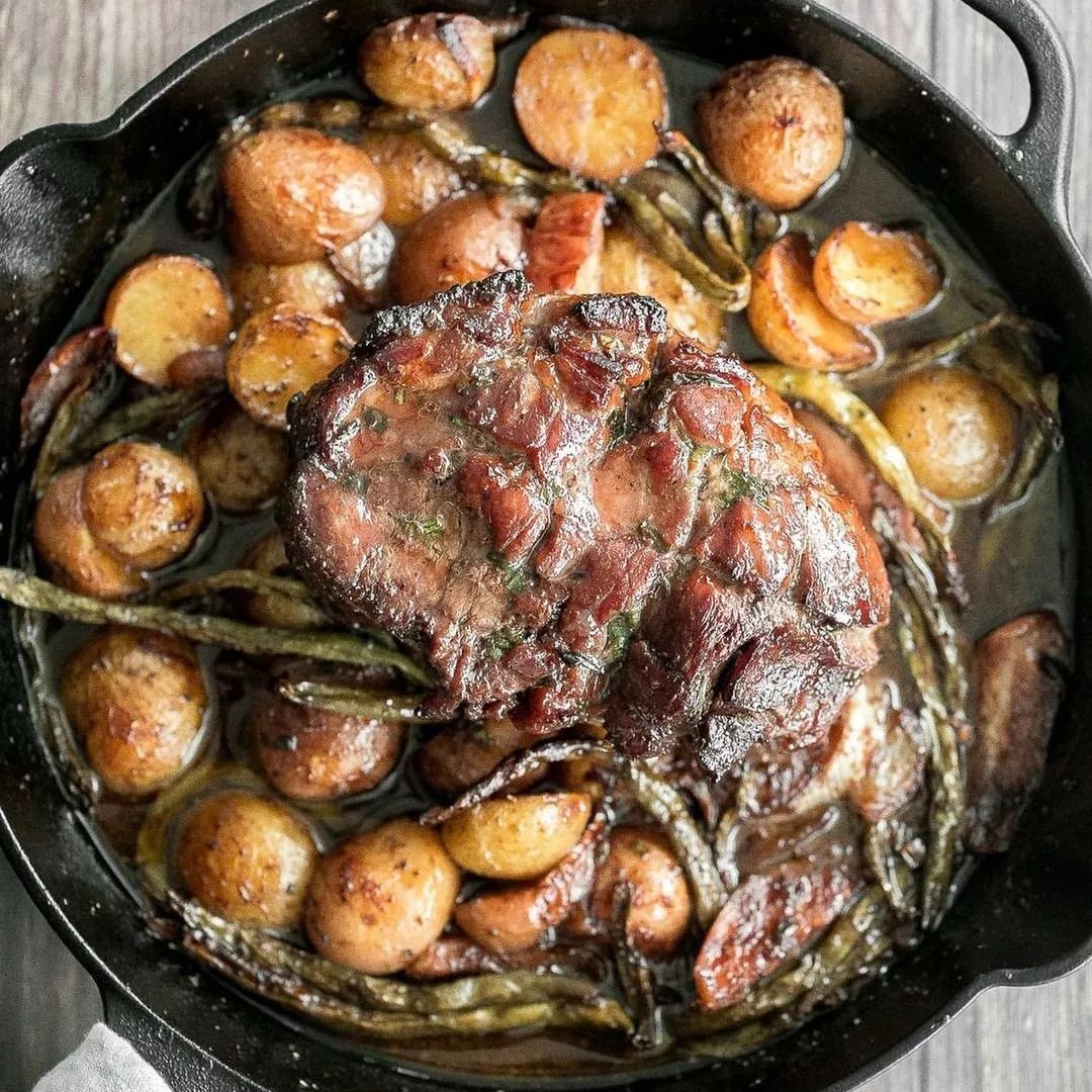 Lomo de cerdo glaseado con miel y verduras