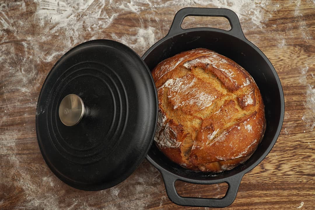 Hornear pan en un horno holandés de hierro fundido