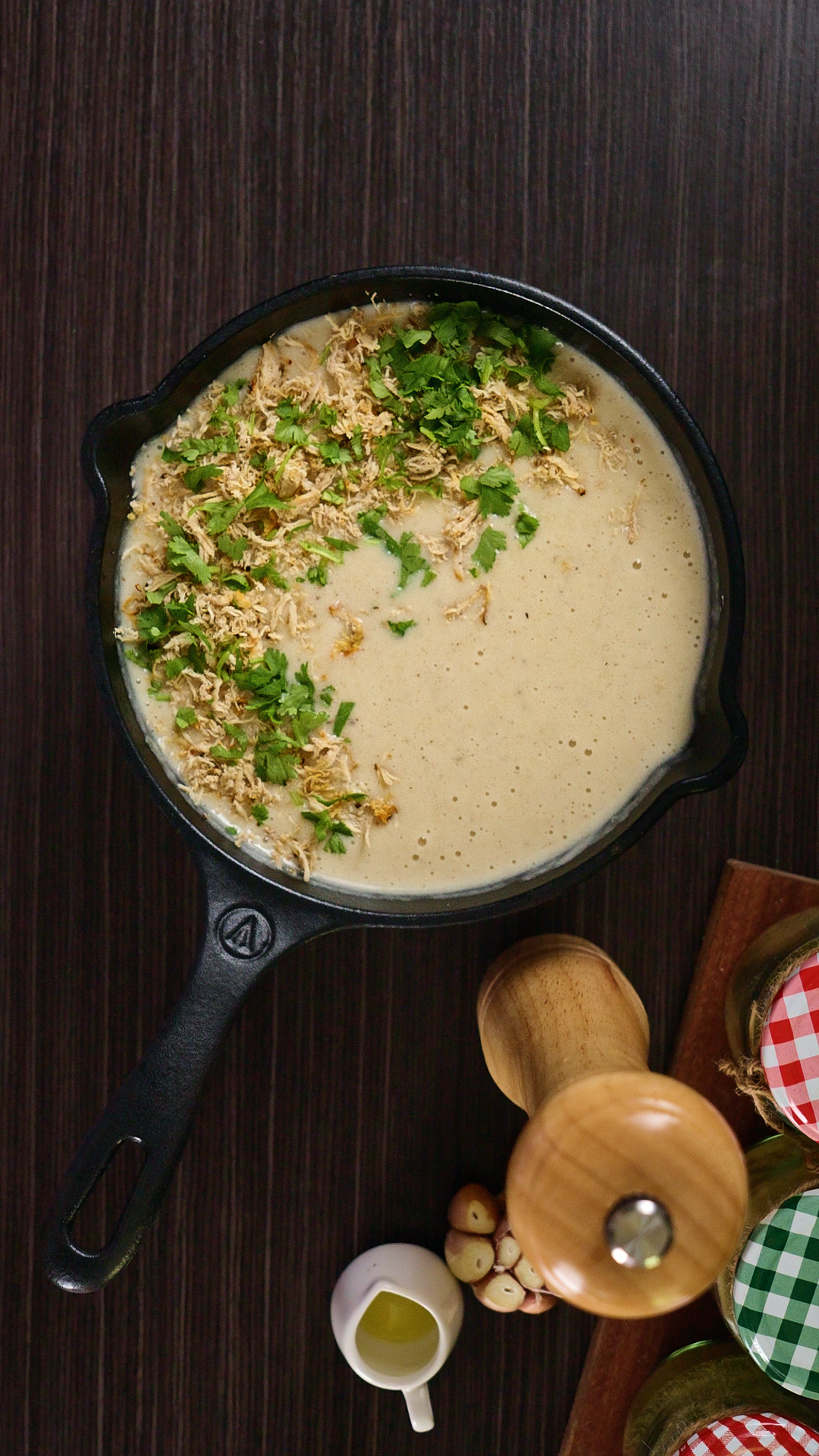 Sopa de ajo en sartén de hierro fundido