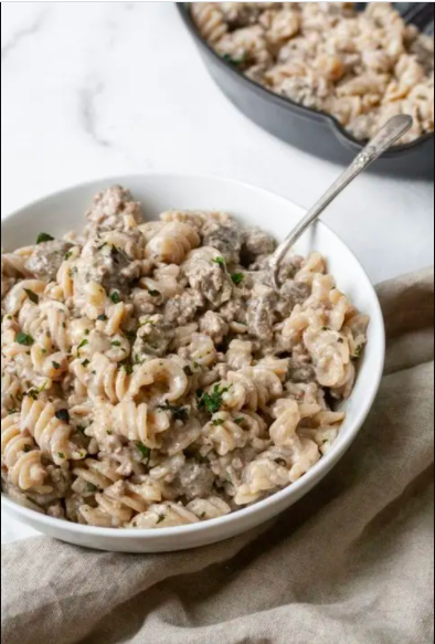 Stroganoff de carne con pasta