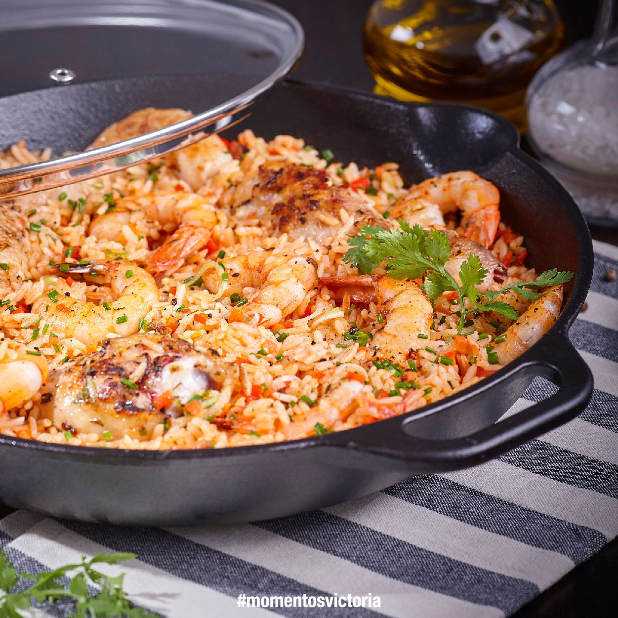 Paella: arroz con azafrán, pollo y camarones