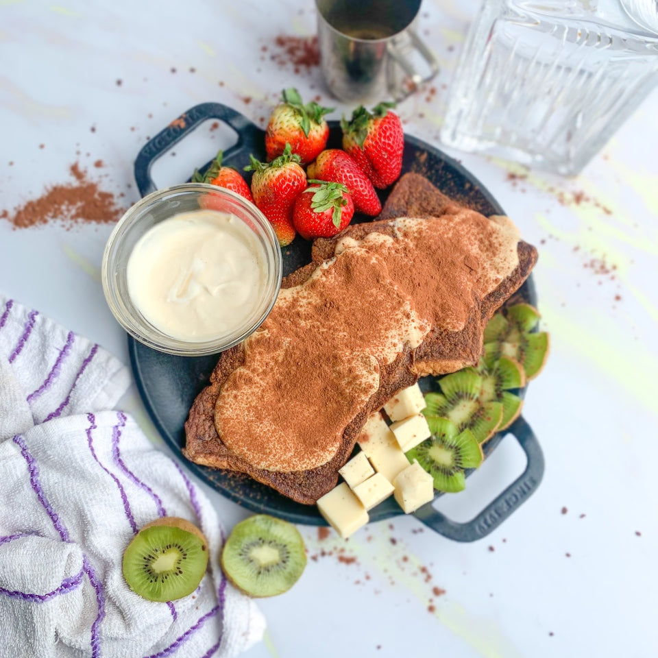 Tostadas francesas de tiramisú con crema de yogurt griego