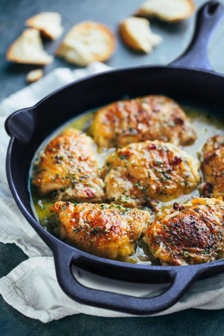 Pollo con tocineta en salsa de vino blanco